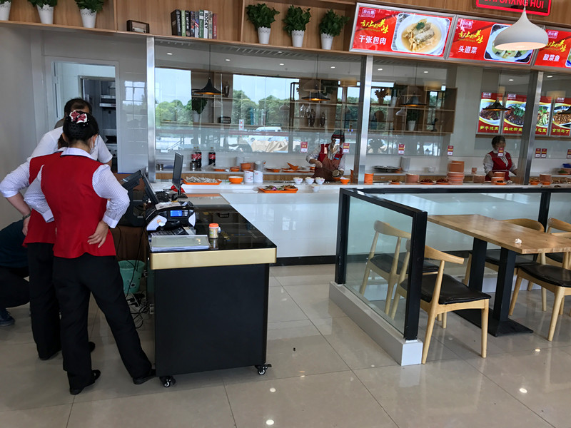 南京东庐山服务区智慧餐厅使用现场